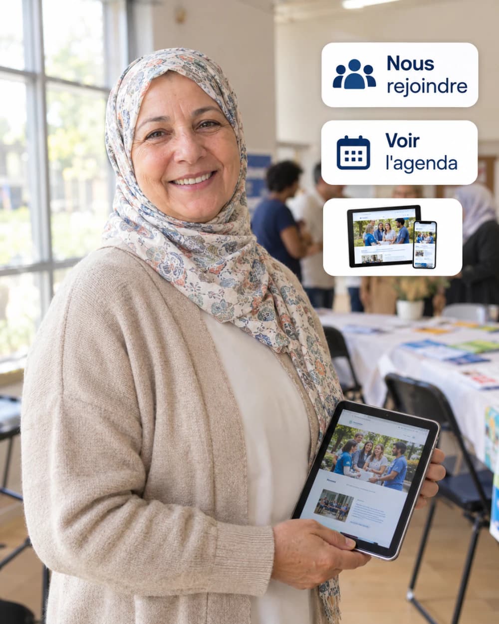 Une présidente d'association souriante dans une salle communautaire, une tablette en main affichant le site de son association, avec des cartes : nous rejoindre, voir l'agenda et un aperçu de site web